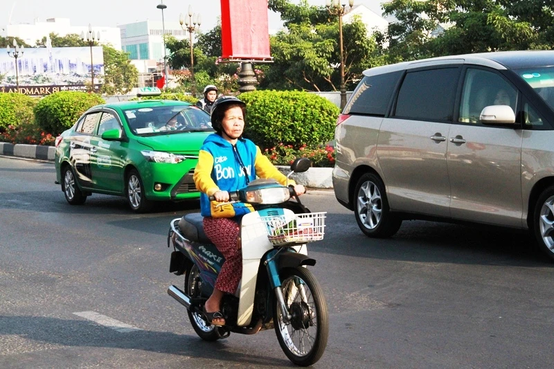 Trời se lạnh, người người súng sính áo khăn ra đường ngày mùng 1 Tết ảnh 3